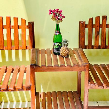 Kurnia Family Homestay & Restaurant! Huu Eksteriør bilde