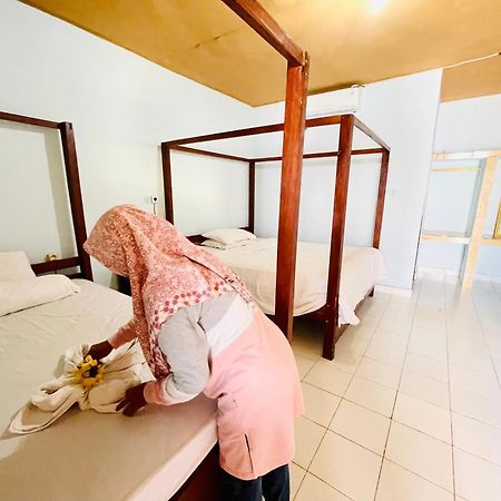 Kurnia Family Homestay & Restaurant! Huu Eksteriør bilde