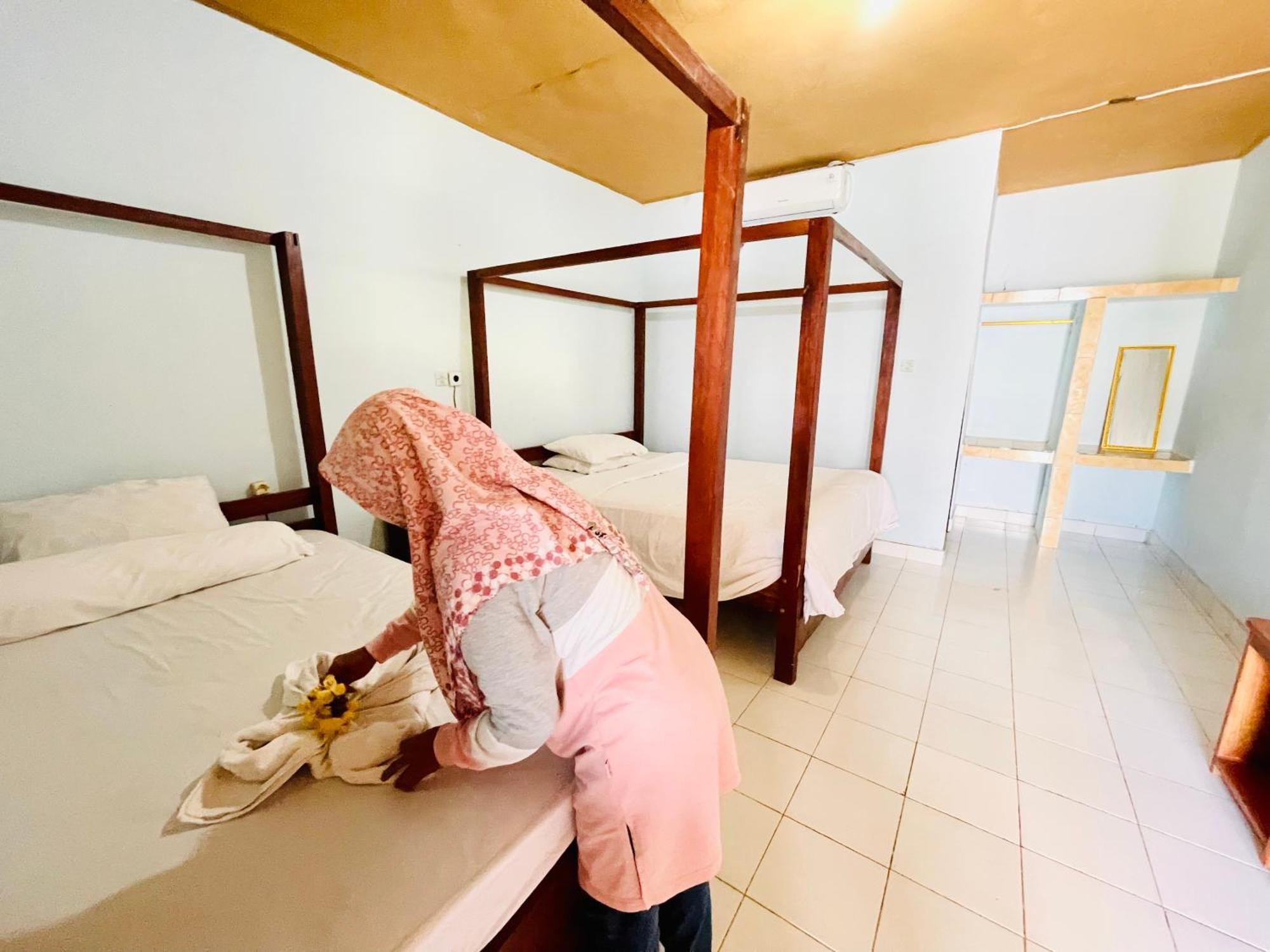 Kurnia Family Homestay & Restaurant! Huu Eksteriør bilde